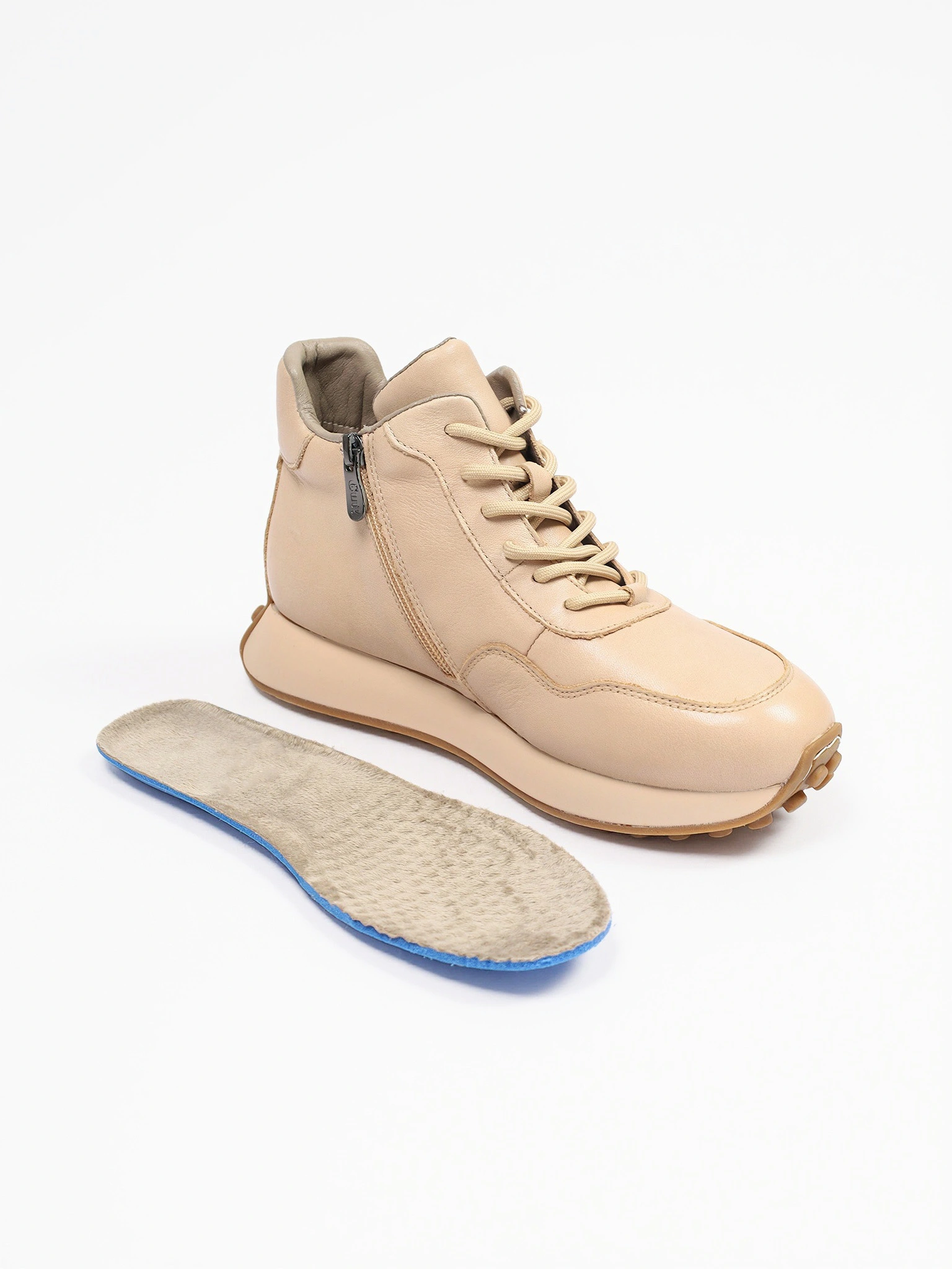 Кроссовки бежевого цвета на рельефной подошве